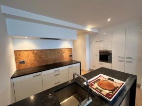 Spacious 2bedroom apartment with a sleeping corner and breathtaking frontal sea views T15